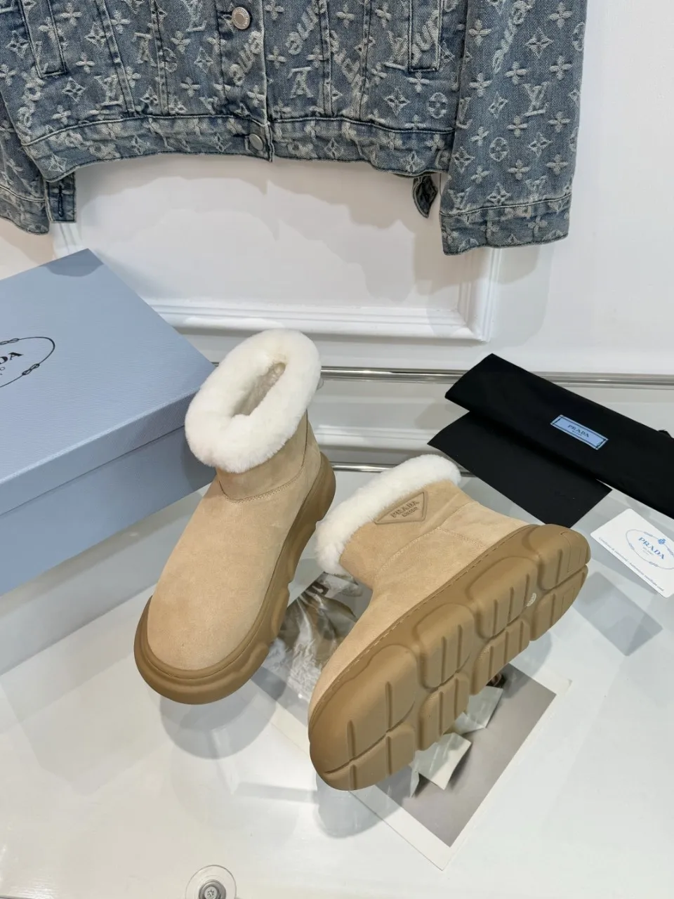 👟👟Ex-factory price 600👟👟 Prada’s popular snow boots, ski boots, so cute and cute →_→ From the Prada limited series, unique. The fur-integrated fabric creates ideal softness. The short-cut version can be worn in the city or in the mountains. It makes the calves look slimmer. It is warm and has a concave shape. The size is 35-40. 41Customized